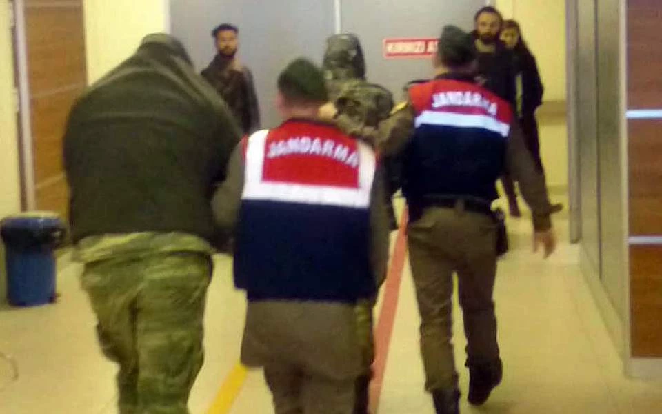 Αλαλούμ με τη μεταγωγή των δύο Ελλήνων στρατιωτικών – Ανασκευάζουν τα τουρκικά ΜΜΕ – Διαψεύδει ο Τζανακόπουλος (upd2)